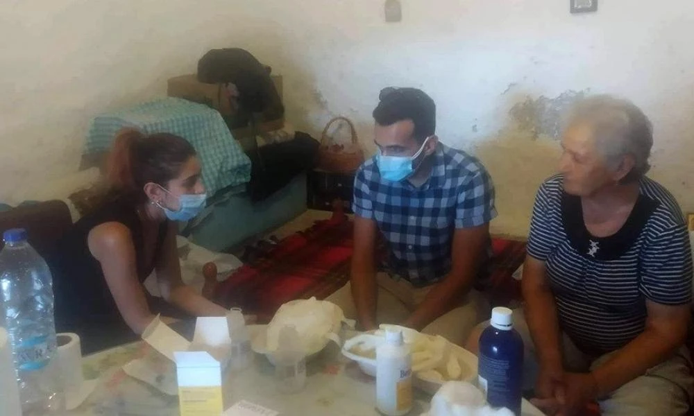 Κλιμάκιο ιατρών του νοσοκομείου της Λέρου επισκέφθηκε στην Κίναρο την κυρά Ρηνιώ